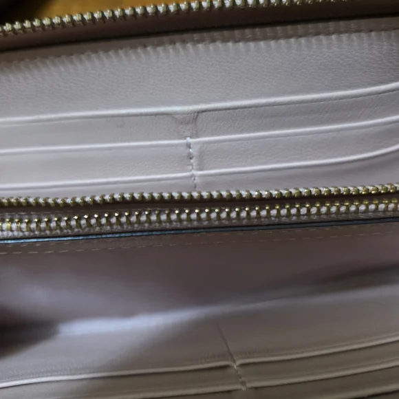 Tory Burch Quilted Cream Wallet - Picture 11 of 11